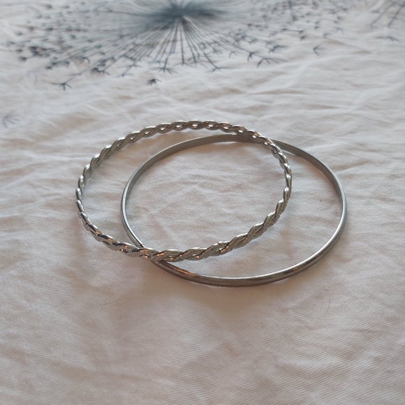 🌼FREE add on!🌼 Set of 2 silver bangles - Picture 1 of 3